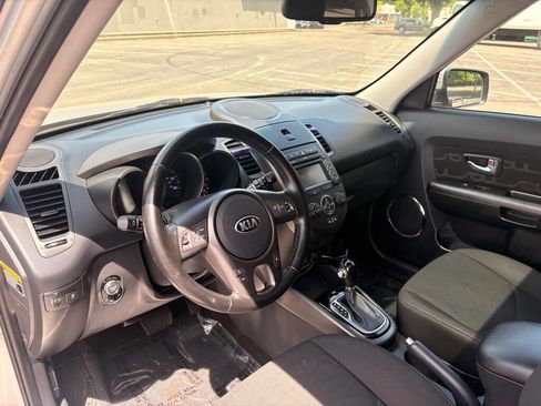 Used 2013 Kia Soul + w/ Audio Pkg FWD image 10
