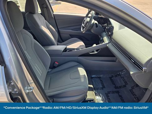 Used 2022 Hyundai Elantra SEL w/ Convenience Package FWD image 11