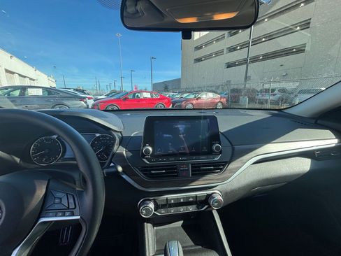 Used 2025 Nissan Altima 2.5 SV image 32