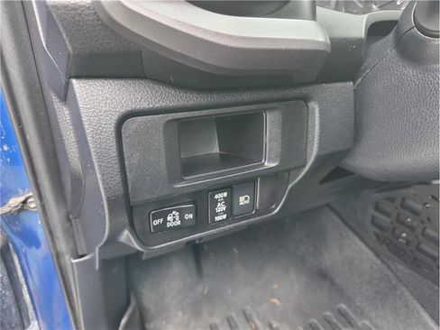 Used 2018 Toyota Tacoma TRD Off-Road w/ Technology Package image 16