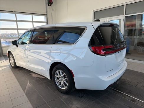 Used 2024 Chrysler Pacifica Touring-L image 3