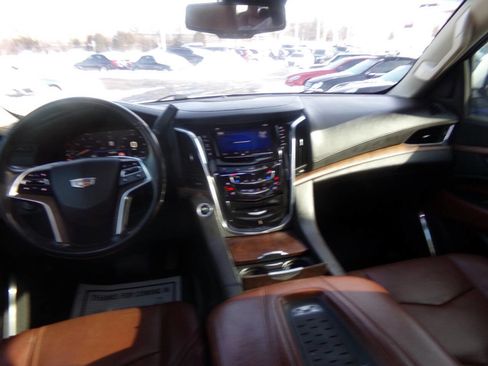 Used 2015 Cadillac Escalade Luxury image 21
