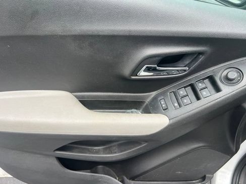 Used 2020 Chevrolet Trax LS w/ Fleet Convenience Package FWD image 22