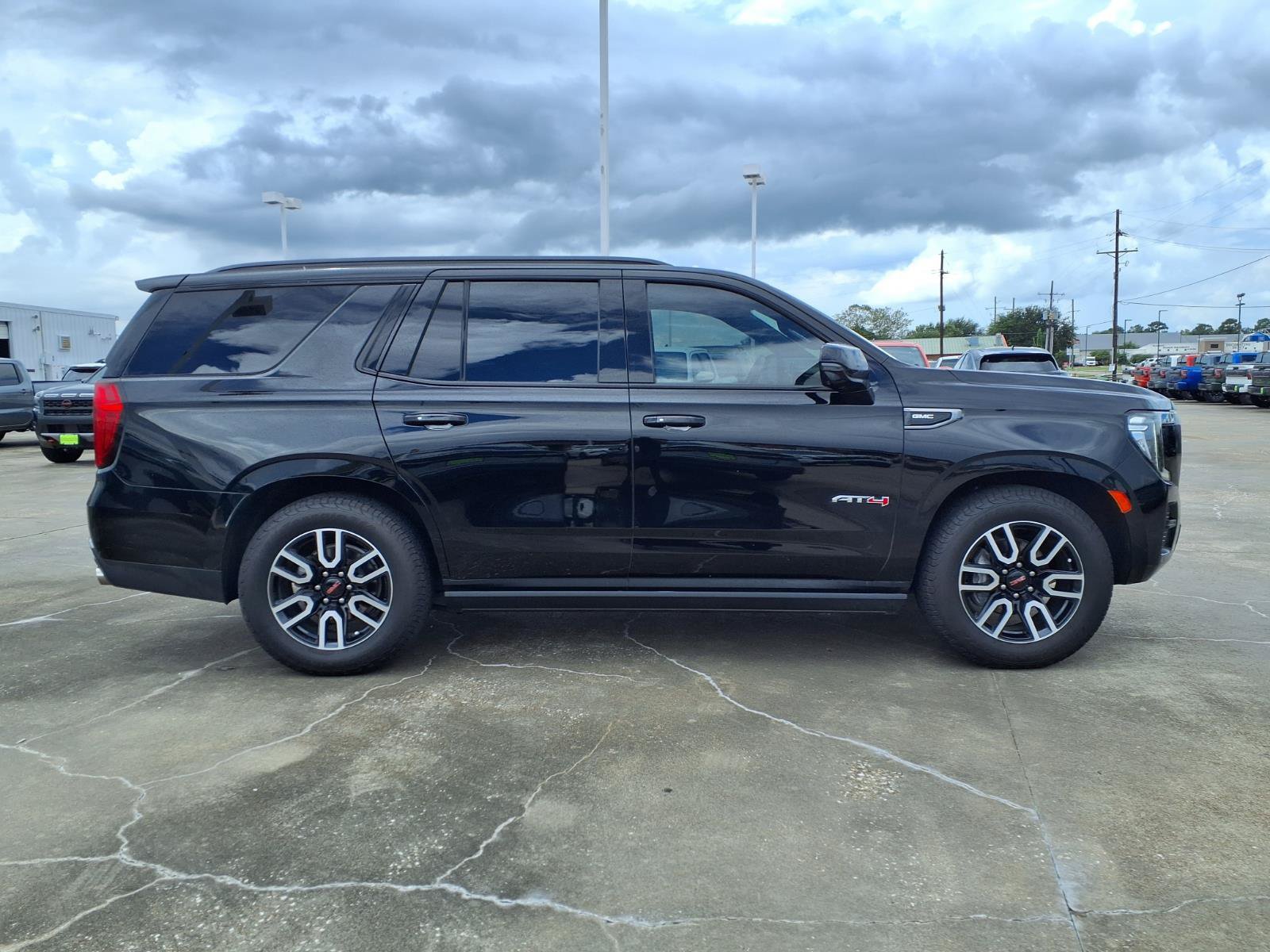 Used 2023 GMC Yukon AT4 AWD/4WD image 8