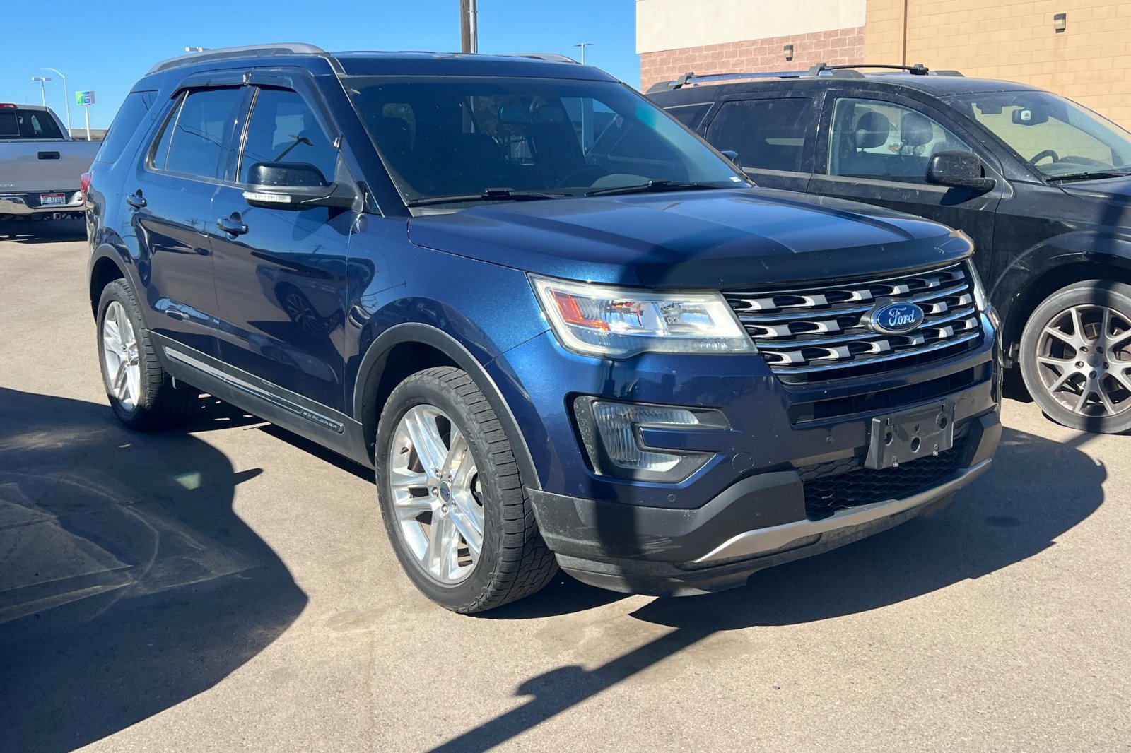 Used 2017 Ford Explorer XLT w/ Equipment Group 202A AWD/4WD image 2