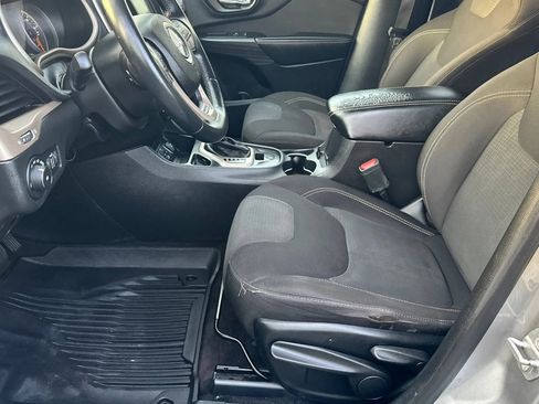 Used 2017 Jeep Cherokee Latitude image 10