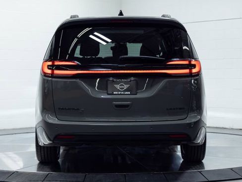 Used 2025 Chrysler Pacifica Limited image 7