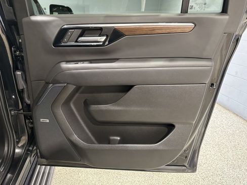 Used 2025 Chevrolet Suburban High Country AWD/4WD image 19