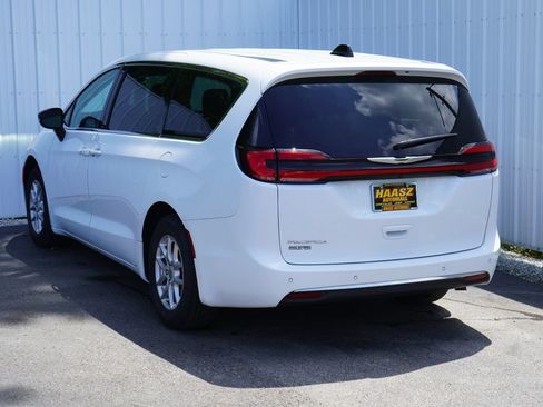 Used 2024 Chrysler Pacifica Touring-L FWD image 4