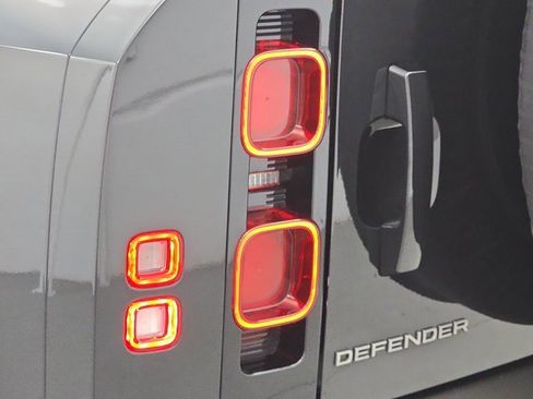 Certified 2024 Land Rover Defender 110 X-Dynamic SE image 34