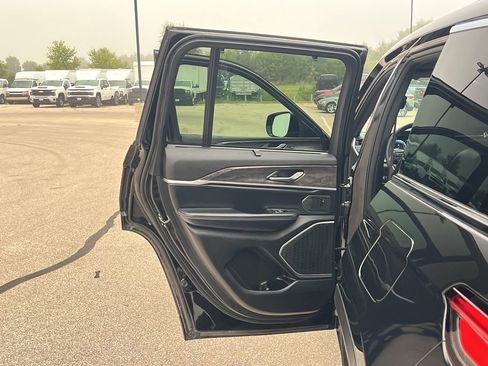 Used 2024 Jeep Grand Cherokee Limited w/ Luxury Tech Group II image 37