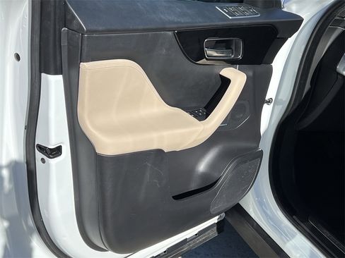 Used 2020 Jaguar F-PACE Premium image 8