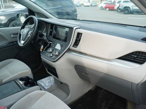 Used 2017 Toyota Sienna LE image 19