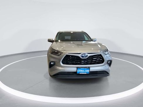 Used 2024 Toyota Highlander XLE AWD/4WD image 3