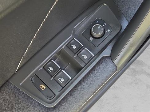 Used 2022 Volkswagen Tiguan SE image 12