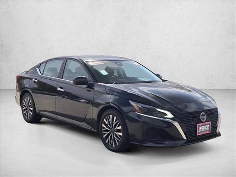 Used 2023 Nissan Altima 2.5 SV image 3