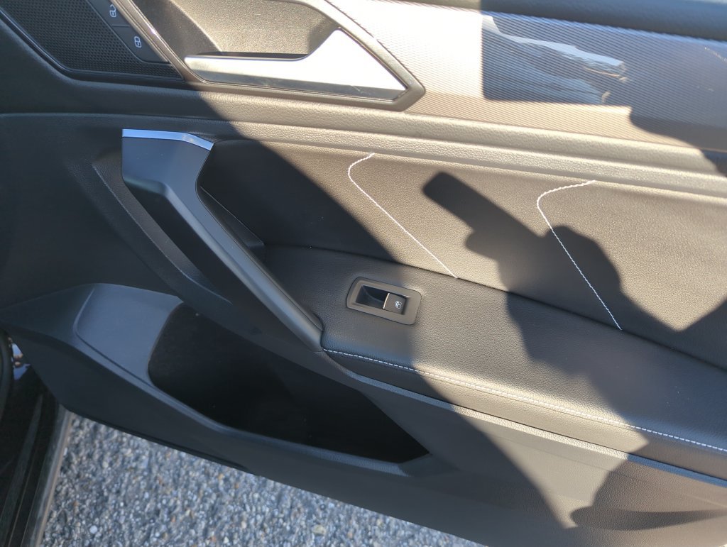 Used 2023 Volkswagen Tiguan SE w/ Panoramic Sunroof Package FWD image 33