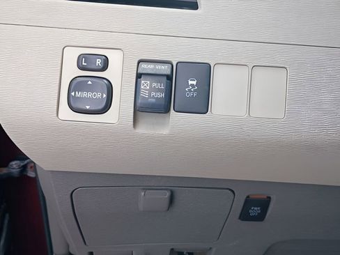 Used 2012 Toyota Sienna XLE FWD image 27