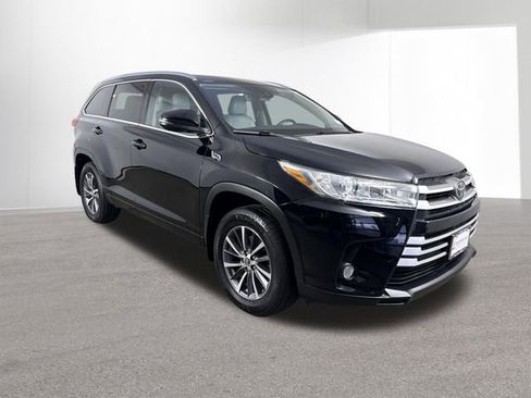 Used 2018 Toyota Highlander XLE AWD/4WD image 3