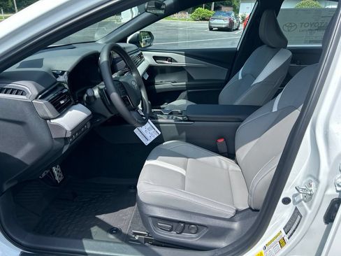 New 2026 Toyota Camry Hybrid FWD image 9