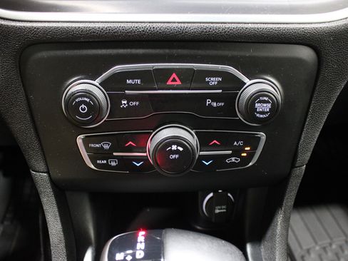 Used 2019 Dodge Charger SXT image 16