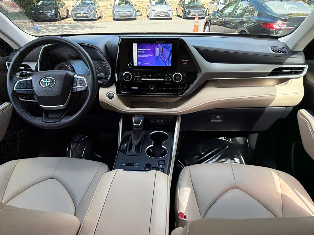 Used 2025 Toyota Highlander XLE AWD/4WD image 16