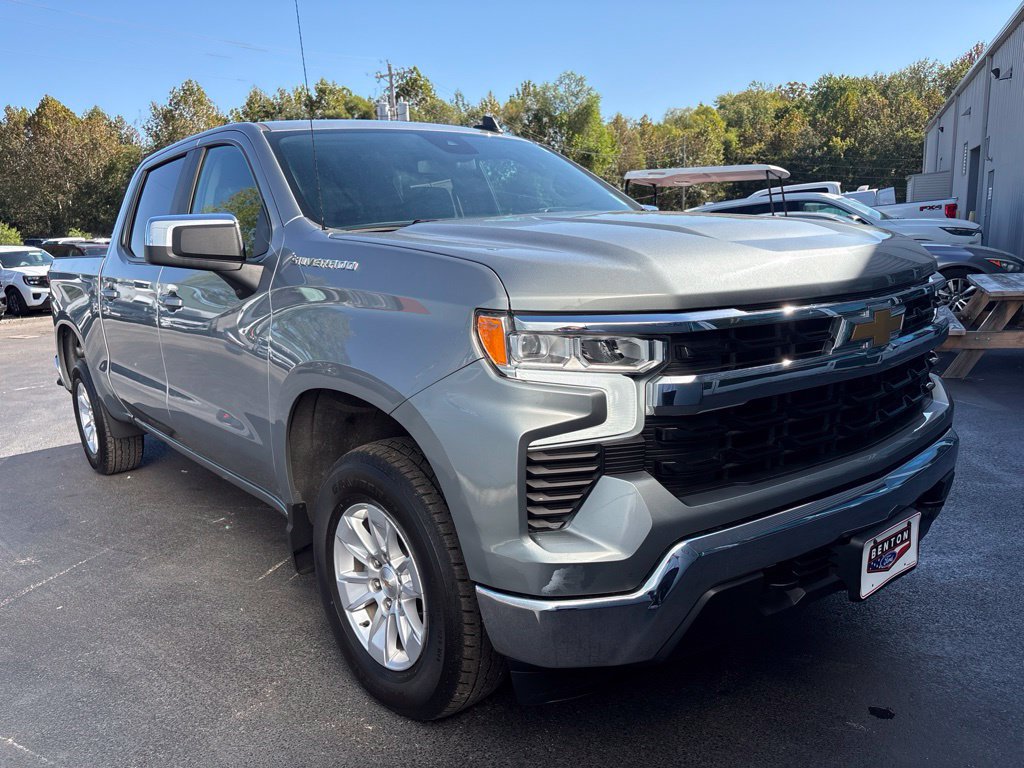 Used 2025 Chevrolet Silverado 1500 LT AWD/4WD image 2
