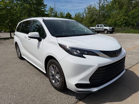 Used 2025 Toyota Sienna LE AWD/4WD image 6