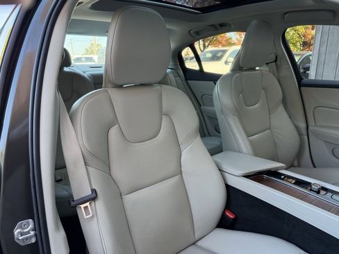 Used 2022 Volvo S60 B5 Momentum w/ Premium Package image 18