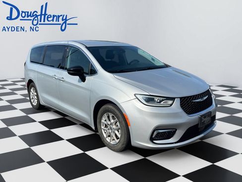 Used 2024 Chrysler Pacifica Touring-L FWD image 7