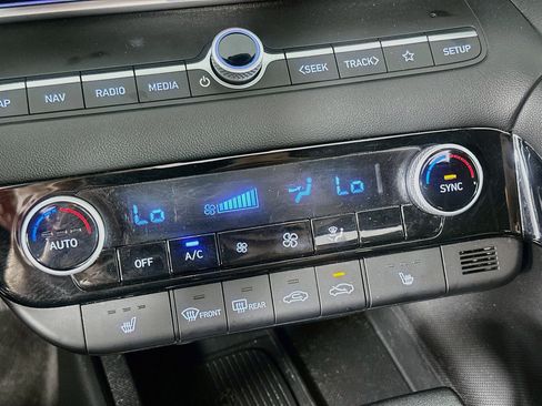 Used 2025 Hyundai Elantra Limited FWD image 24
