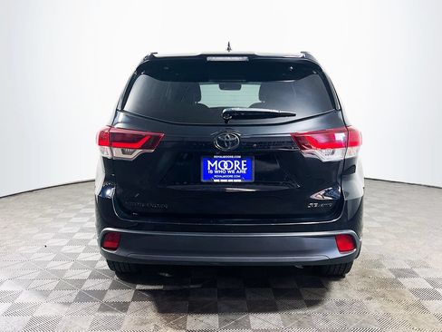Used 2019 Toyota Highlander SE w/ Nightshade Edition AWD/4WD image 6