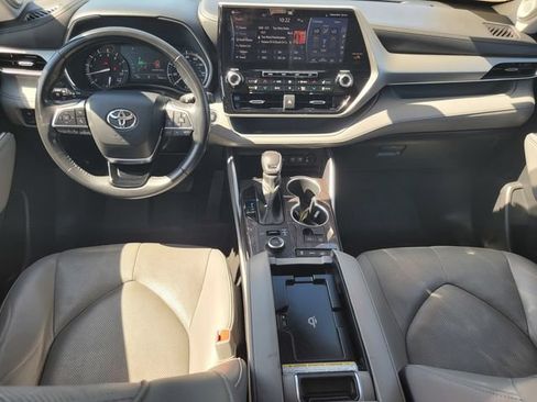 Used 2021 Toyota Highlander Platinum AWD/4WD image 16