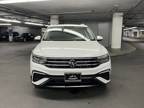 Used 2023 Volkswagen Tiguan SE w/ Panoramic Sunroof Package FWD image 30
