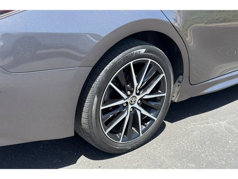 Used 2021 Toyota Camry SE FWD image 4