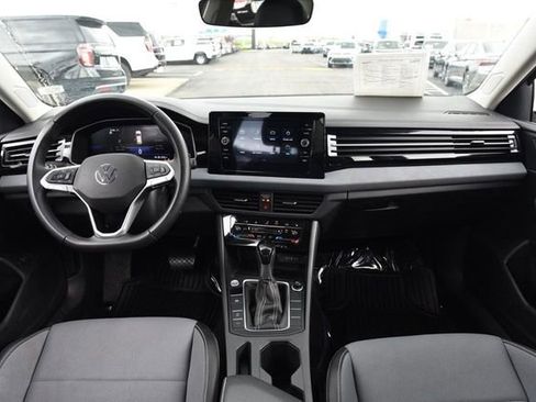 Used 2025 Volkswagen Jetta SE FWD image 7