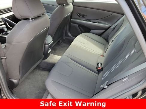 Used 2025 Hyundai Elantra Sport image 18