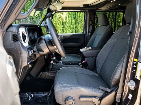 Used 2025 Jeep Wrangler Unlimited Sahara AWD/4WD image 16