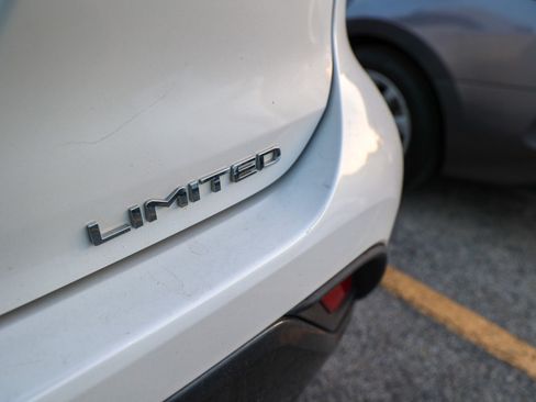 Used 2024 Toyota Highlander Limited FWD image 12