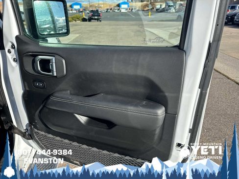 Used 2020 Jeep Gladiator Overland image 12