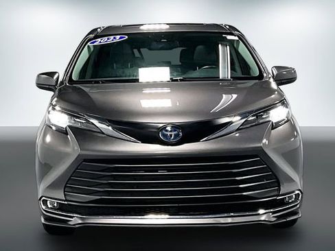 Used 2023 Toyota Sienna XLE AWD/4WD image 2