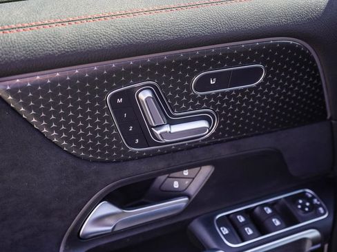 Used 2024 Mercedes-Benz EQB 300 4MATIC image 25