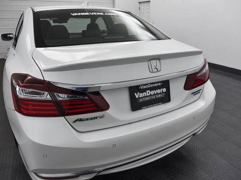 Used 2017 Honda Accord Touring image 6