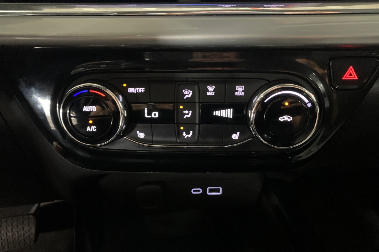 Used 2025 Chevrolet Trax LT w/ LT Convenience Package FWD image 23