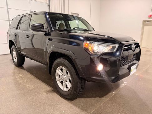Used 2020 Toyota 4Runner SR5 AWD/4WD image 3