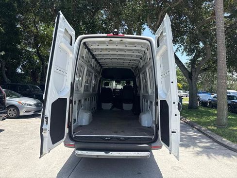 Used 2022 Mercedes-Benz Sprinter 2500 image 16