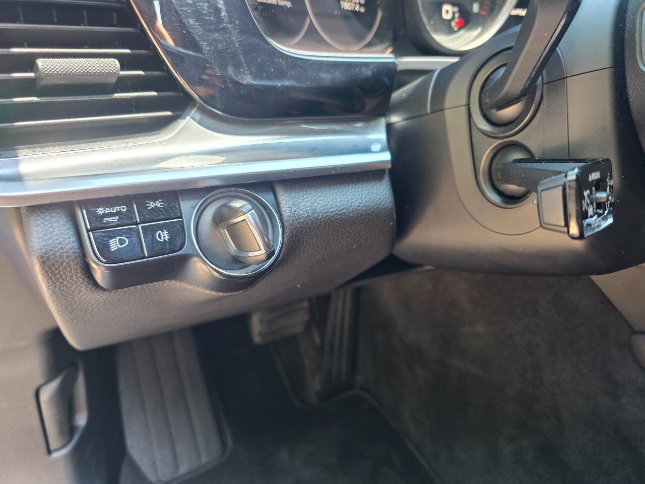 Used 2018 Porsche Panamera 4 AWD/4WD image 19