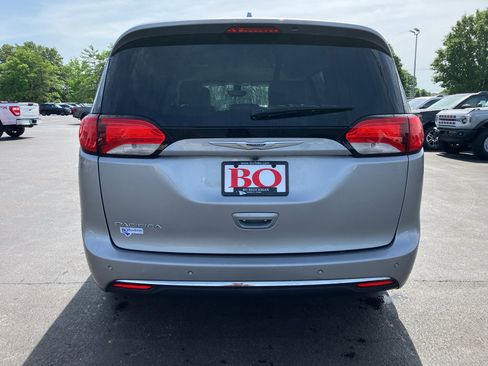 Used 2017 Chrysler Pacifica Touring-L Plus w/ Tire & Wheel Group FWD image 5