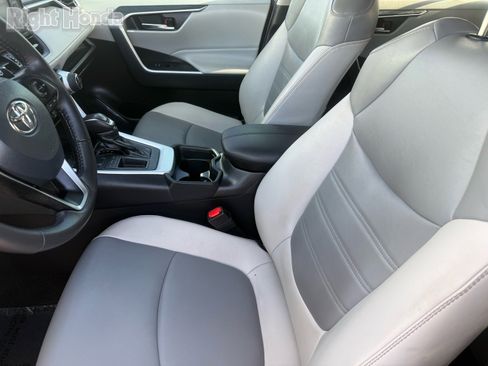 Used 2021 Toyota RAV4 XLE Premium image 12