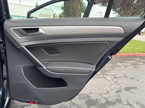 Used 2017 Volkswagen Golf SE image 32